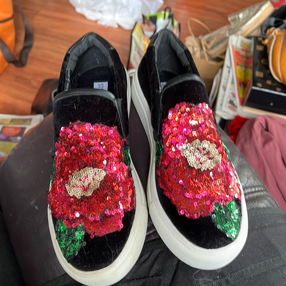 Steve Madden Women’s 3D Sequinned Black Velvety Upper Slip On Shoes Sz 6.  New! - Picture 1 of 5